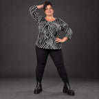 Kuscheliges Strickshirt in Schwarz/Weiß aus weichem Flauschgarn mit gerundeter Schnittform