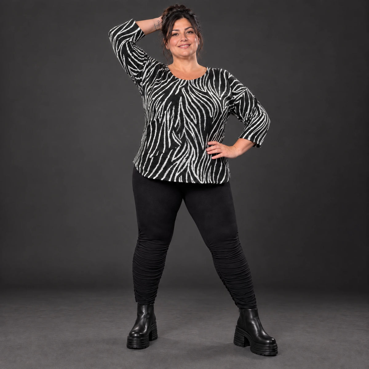 Kuscheliges Strickshirt in Schwarz/Weiß aus weichem Flauschgarn mit gerundeter Schnittform