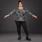Kuscheliges Strickshirt in Schwarz/Weiß aus weichem Flauschgarn mit gerundeter Schnittform