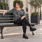 Kuscheliges Strickshirt in Schwarz/Weiß aus weichem Flauschgarn mit gerundeter Schnittform