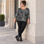 Kuscheliges Strickshirt in Schwarz/Weiß aus weichem Flauschgarn mit gerundeter Schnittform