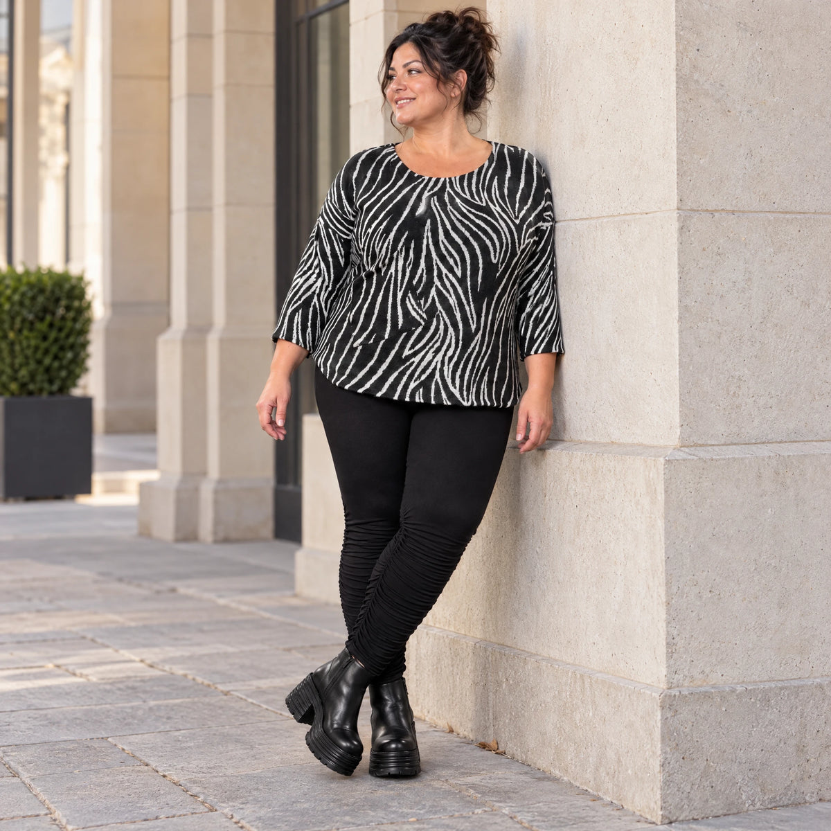 Kuscheliges Strickshirt in Schwarz/Weiß aus weichem Flauschgarn mit gerundeter Schnittform