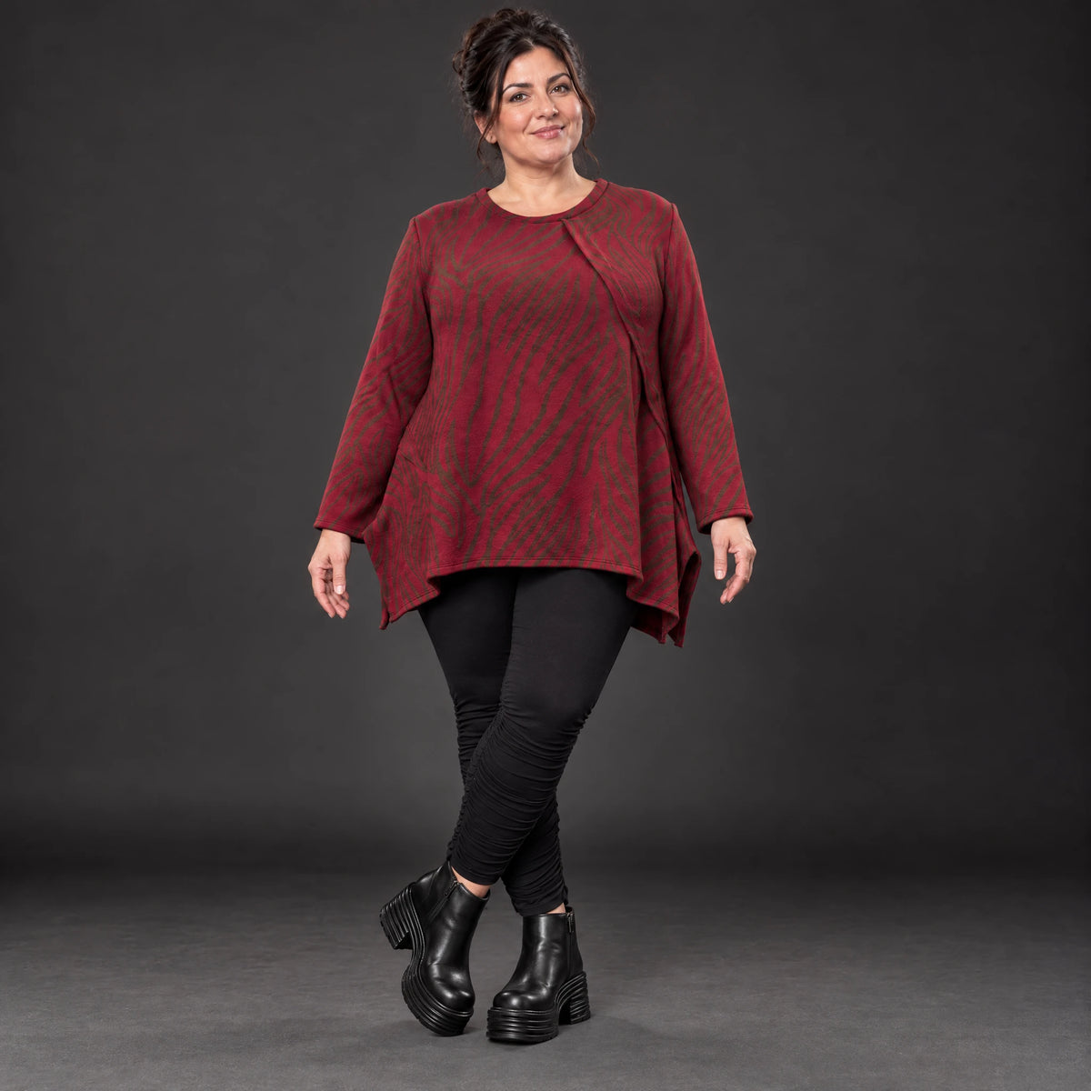 Flauschiges Feinstrickshirt aus Italien in Rot/Braun gemustert mit Rundhals und A-Linie
