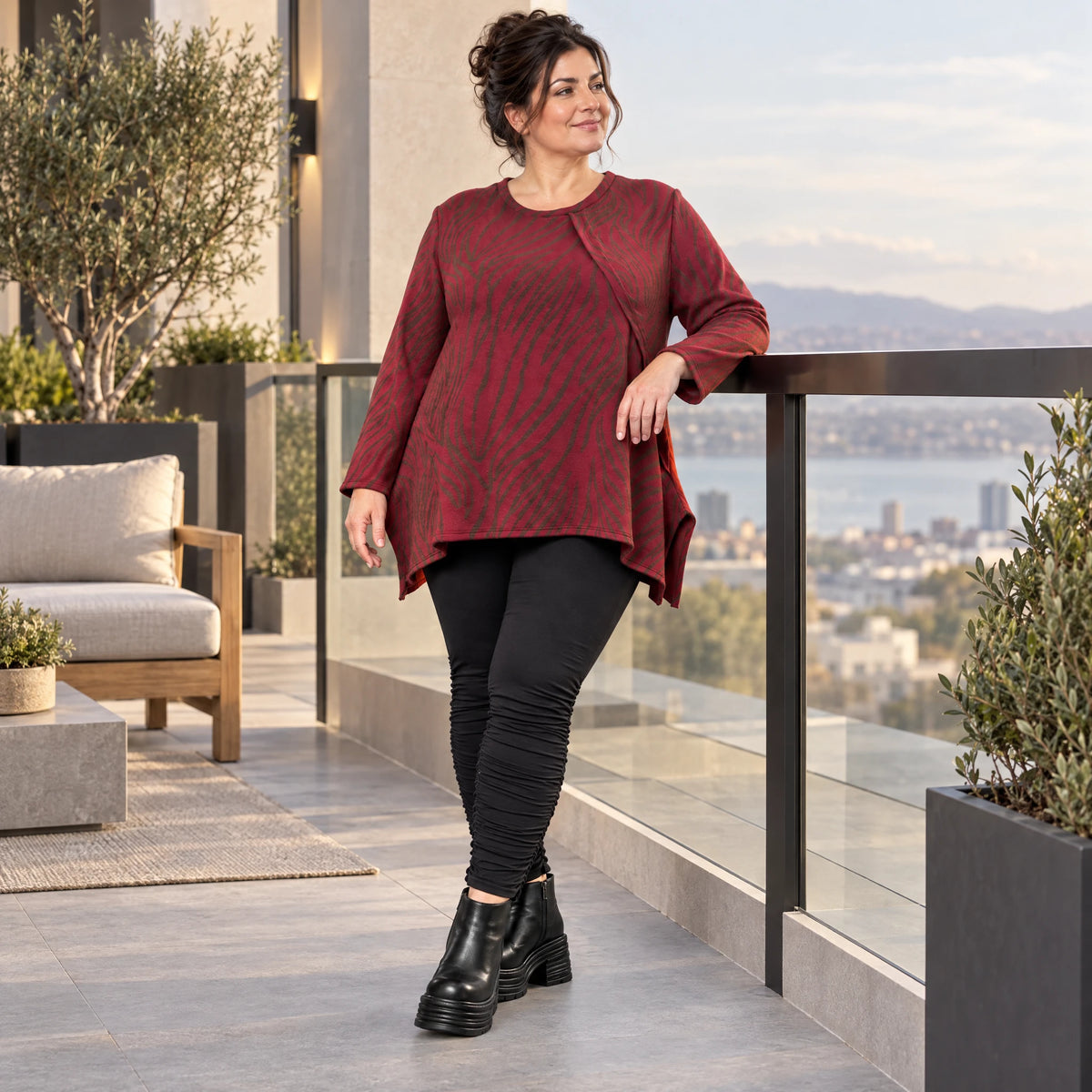 Flauschiges Feinstrickshirt aus Italien in Rot/Braun gemustert mit Rundhals und A-Linie