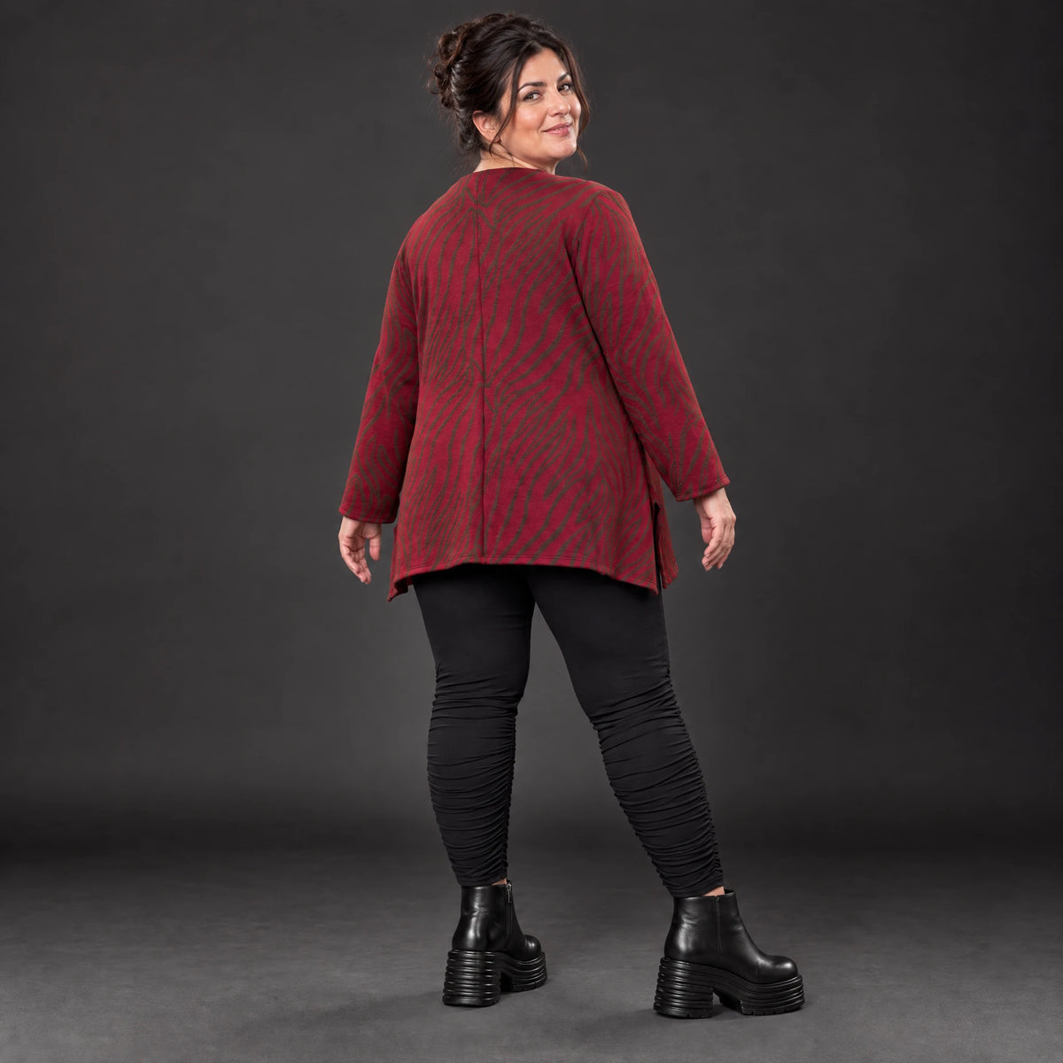 Flauschiges Feinstrickshirt aus Italien in Rot/Braun gemustert mit Rundhals und A-Linie