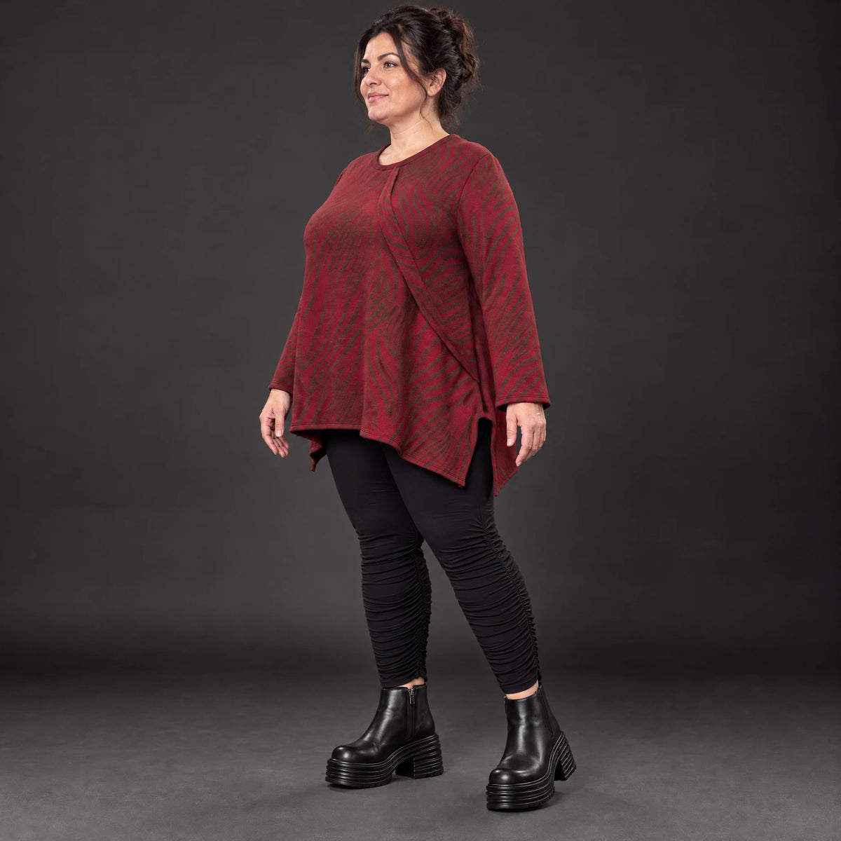 Flauschiges Feinstrickshirt aus Italien in Rot/Braun gemustert mit Rundhals und A-Linie