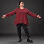 Flauschiges Feinstrickshirt aus Italien in Rot/Braun gemustert mit Rundhals und A-Linie