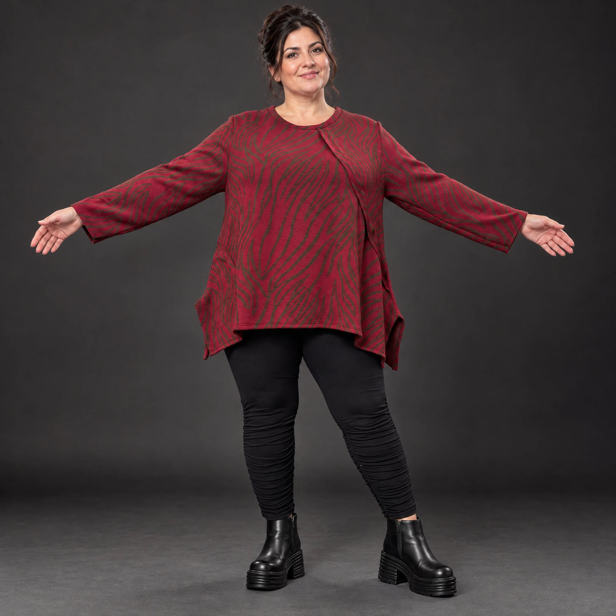Flauschiges Feinstrickshirt aus Italien in Rot/Braun gemustert mit Rundhals und A-Linie