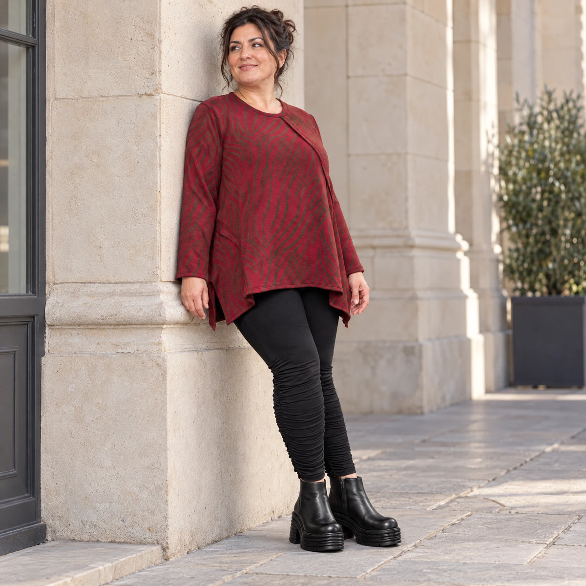 Flauschiges Feinstrickshirt aus Italien in Rot/Braun gemustert mit Rundhals und A-Linie