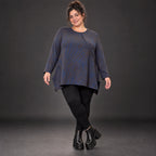 Kuscheliges Langarmshirt aus flauschigem Feinstrick in Blau/Braun mit fallender A-Linie