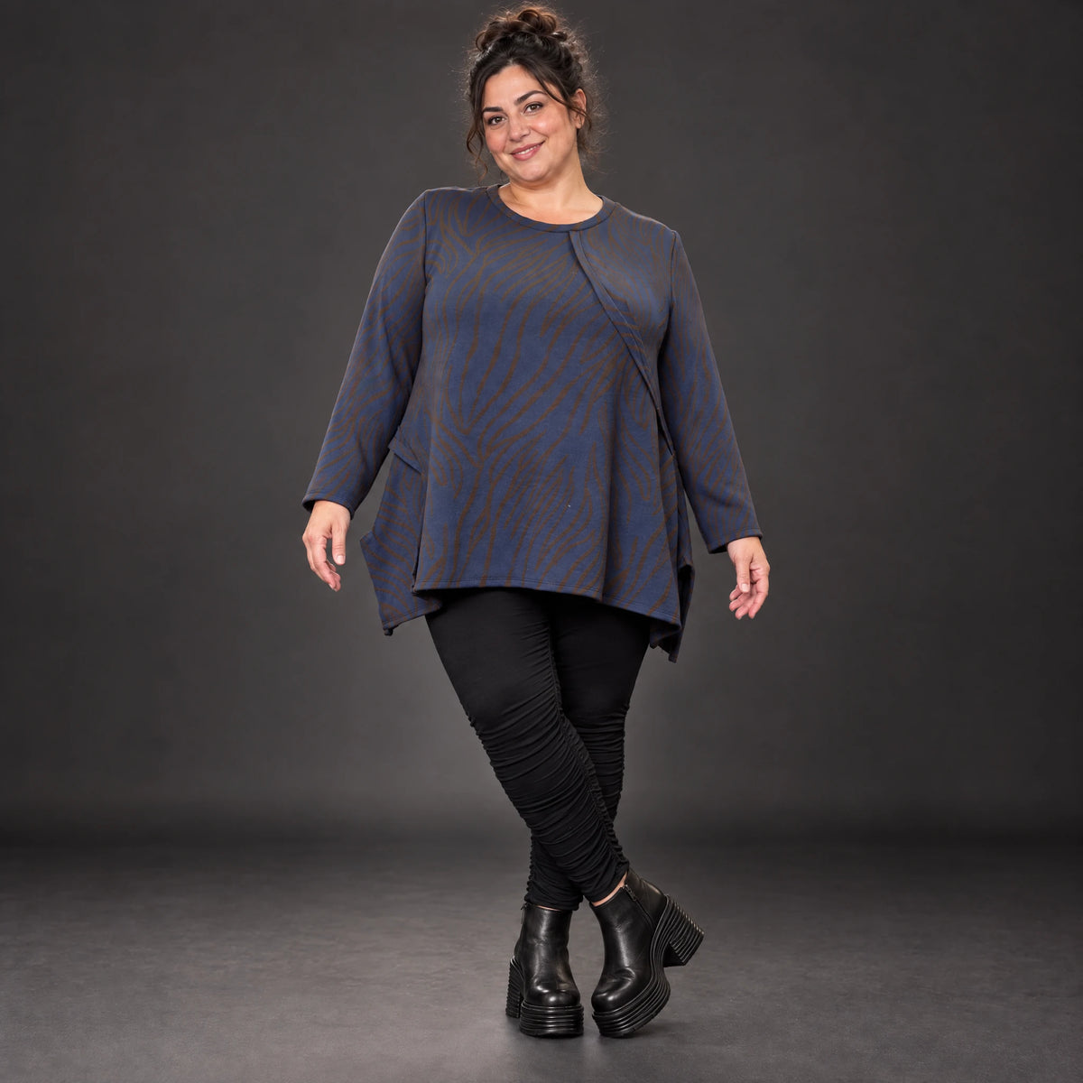 Kuscheliges Langarmshirt aus flauschigem Feinstrick in Blau/Braun mit fallender A-Linie