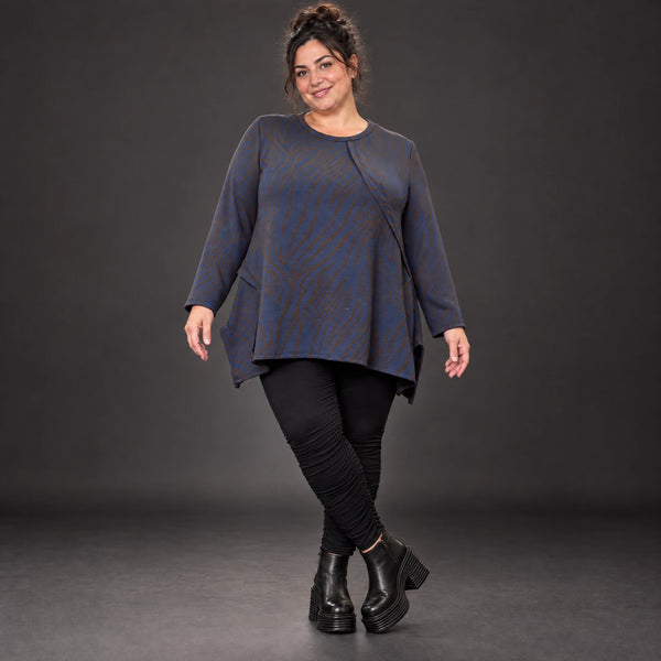 Kuscheliges Langarmshirt aus flauschigem Feinstrick in Blau/Braun mit fallender A-Linie