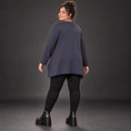 Kuscheliges Langarmshirt aus flauschigem Feinstrick in Blau/Braun mit fallender A-Linie