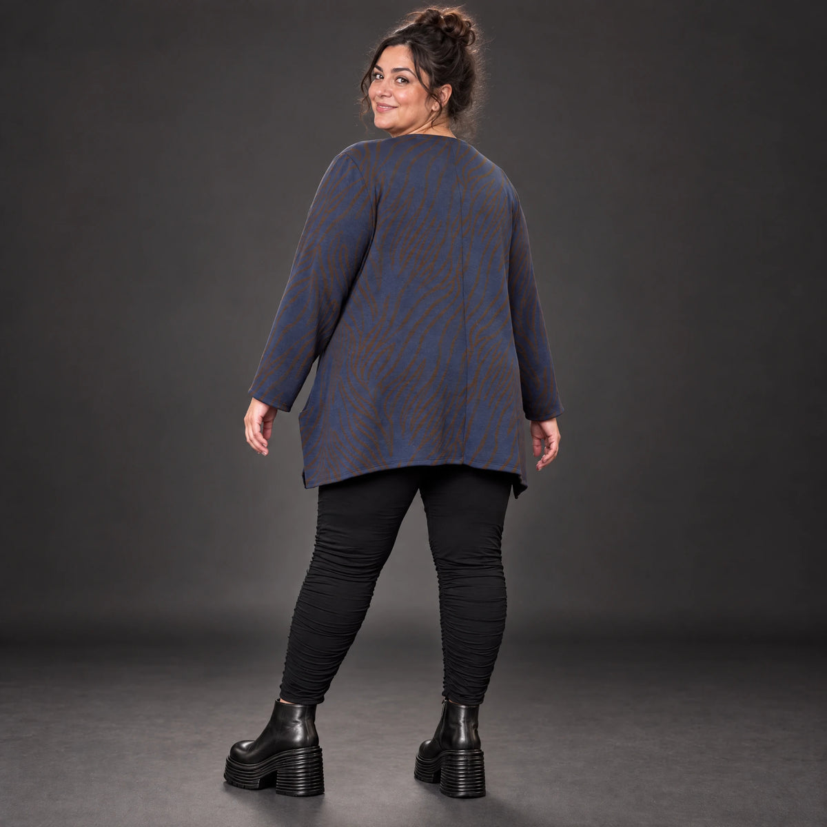 Kuscheliges Langarmshirt aus flauschigem Feinstrick in Blau/Braun mit fallender A-Linie