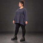 Kuscheliges Langarmshirt aus flauschigem Feinstrick in Blau/Braun mit fallender A-Linie