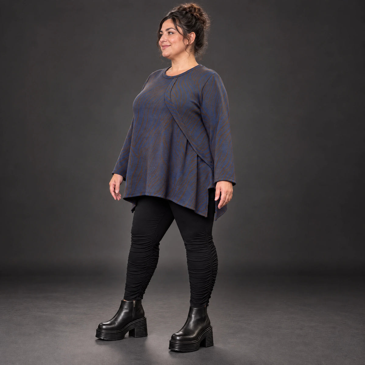 Kuscheliges Langarmshirt aus flauschigem Feinstrick in Blau/Braun mit fallender A-Linie