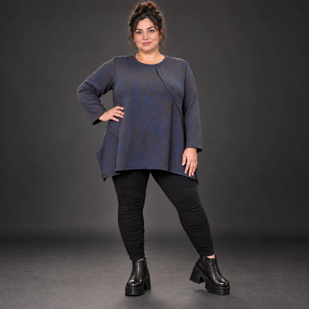 Kuscheliges Langarmshirt aus flauschigem Feinstrick in Blau/Braun mit fallender A-Linie