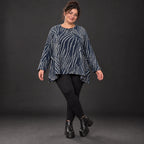 Italienisches Feinstrickshirt in Blau/Grau mit flauschigem Garn und schmeichelnder A-Linie
