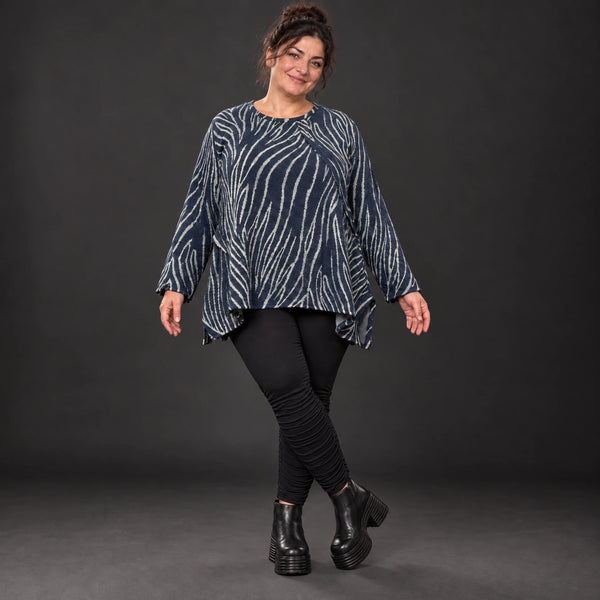 Italienisches Feinstrickshirt in Blau/Grau mit flauschigem Garn und schmeichelnder A-Linie