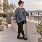 Italienisches Feinstrickshirt in Blau/Grau mit flauschigem Garn und schmeichelnder A-Linie