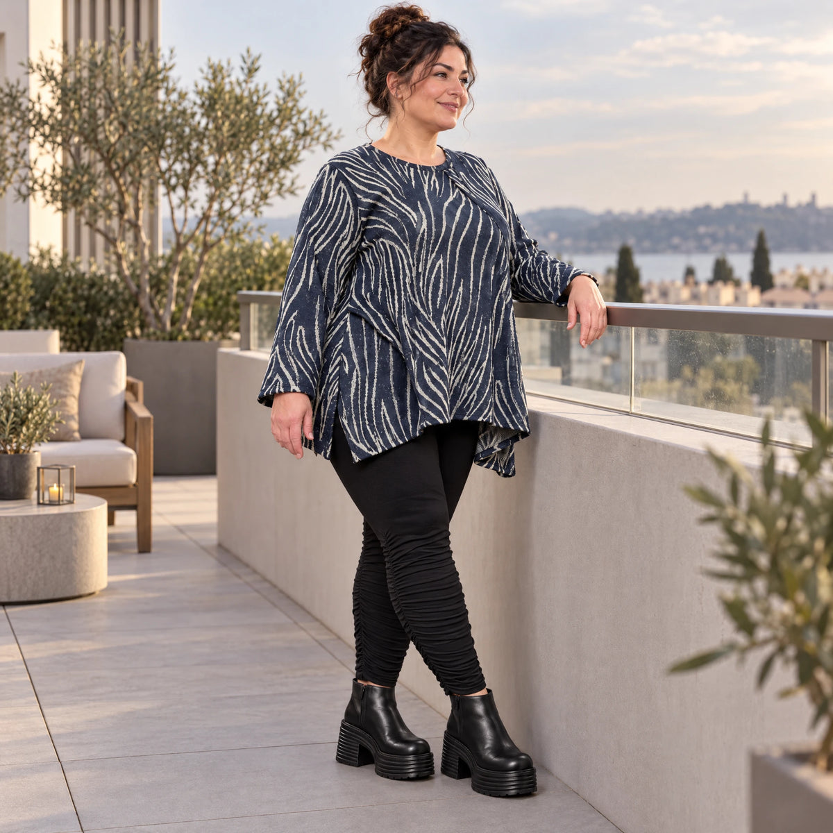 Italienisches Feinstrickshirt in Blau/Grau mit flauschigem Garn und schmeichelnder A-Linie