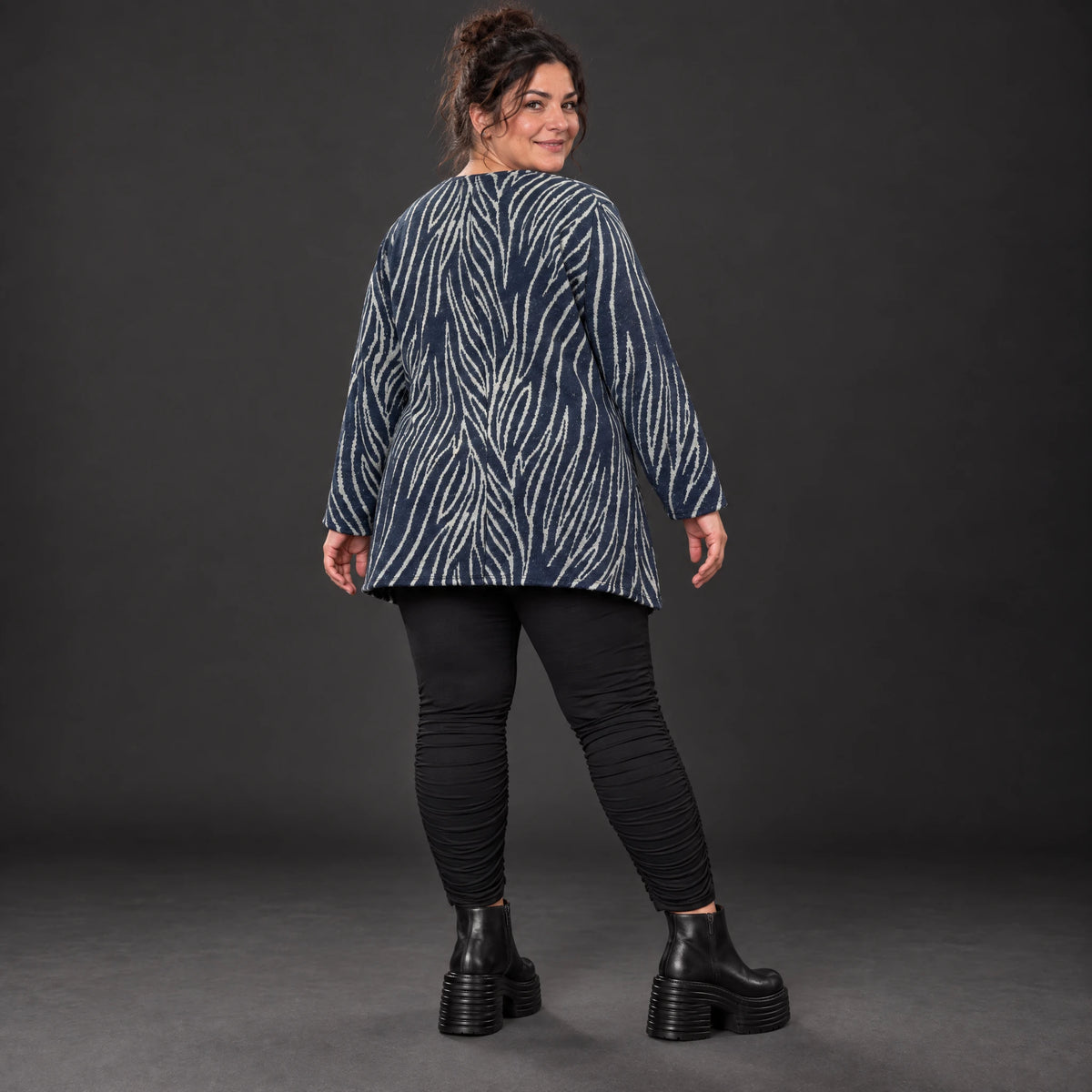 Italienisches Feinstrickshirt in Blau/Grau mit flauschigem Garn und schmeichelnder A-Linie