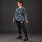Italienisches Feinstrickshirt in Blau/Grau mit flauschigem Garn und schmeichelnder A-Linie