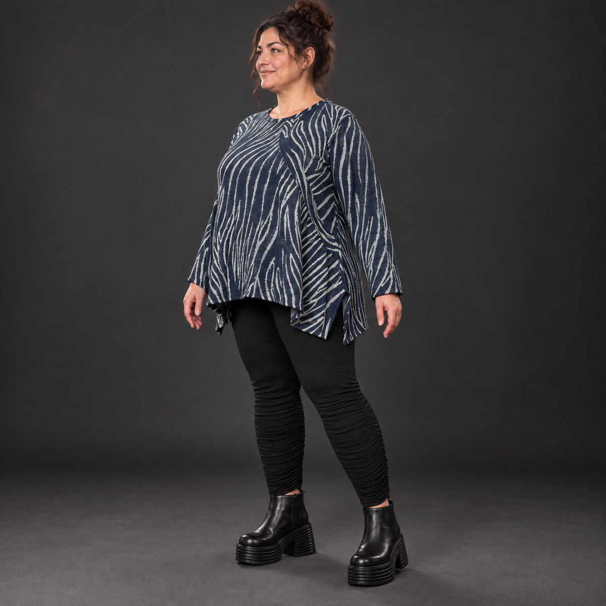Italienisches Feinstrickshirt in Blau/Grau mit flauschigem Garn und schmeichelnder A-Linie
