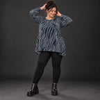Italienisches Feinstrickshirt in Blau/Grau mit flauschigem Garn und schmeichelnder A-Linie