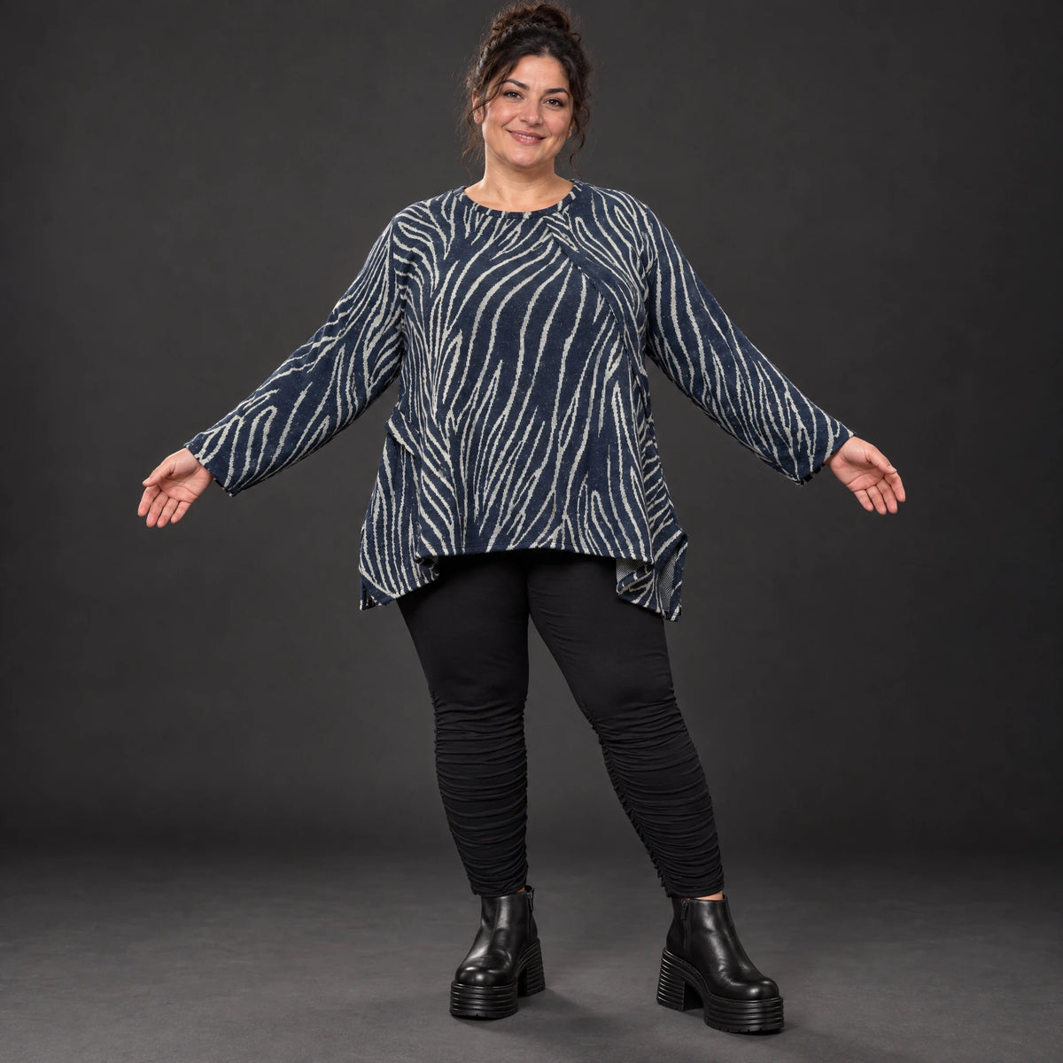 Italienisches Feinstrickshirt in Blau/Grau mit flauschigem Garn und schmeichelnder A-Linie