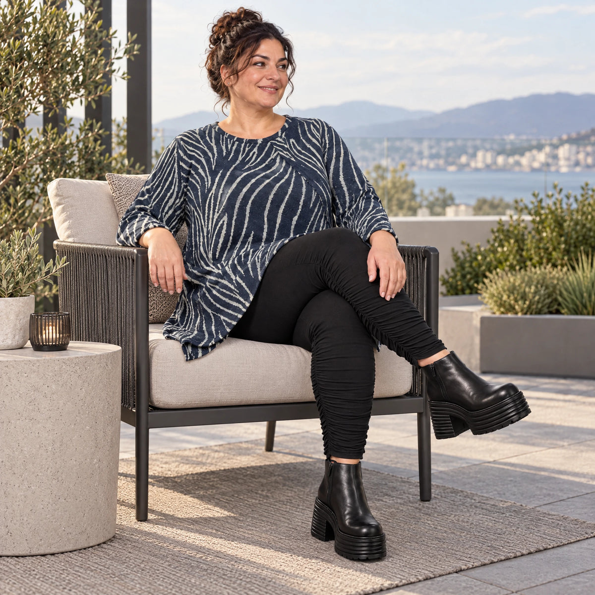 Italienisches Feinstrickshirt in Blau/Grau mit flauschigem Garn und schmeichelnder A-Linie
