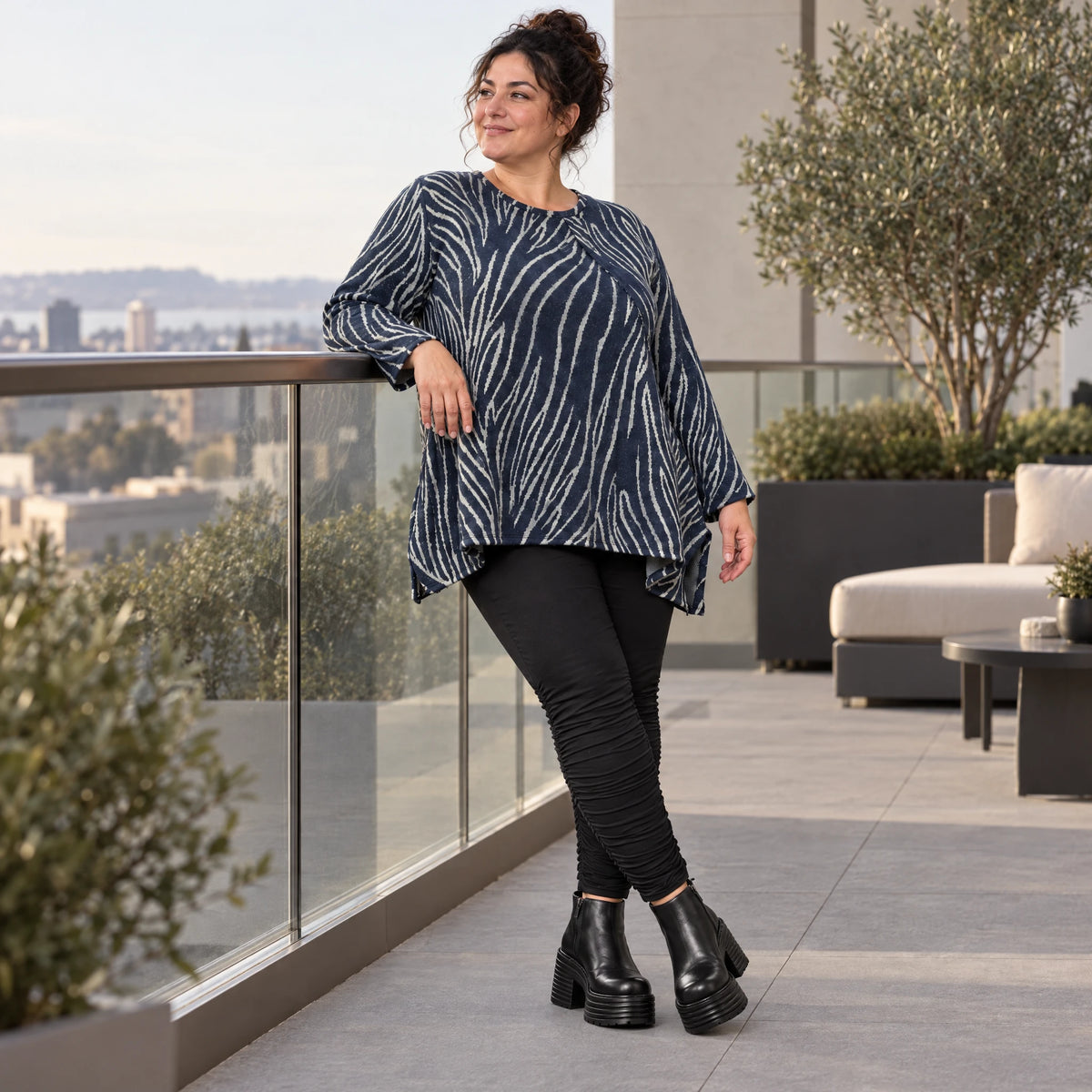 Italienisches Feinstrickshirt in Blau/Grau mit flauschigem Garn und schmeichelnder A-Linie