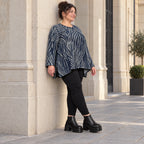 Italienisches Feinstrickshirt in Blau/Grau mit flauschigem Garn und schmeichelnder A-Linie