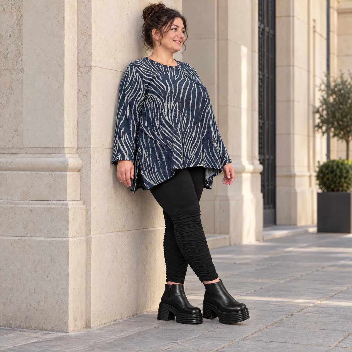 Italienisches Feinstrickshirt in Blau/Grau mit flauschigem Garn und schmeichelnder A-Linie