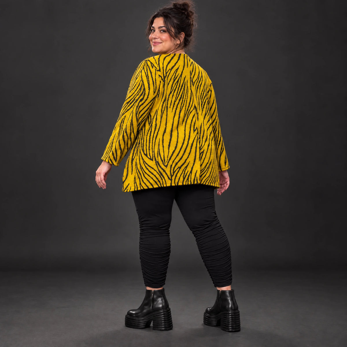 Kuscheliges Langarmshirt aus flauschigem Feinstrick in A-Linie mit Gelb/Schwarz Muster