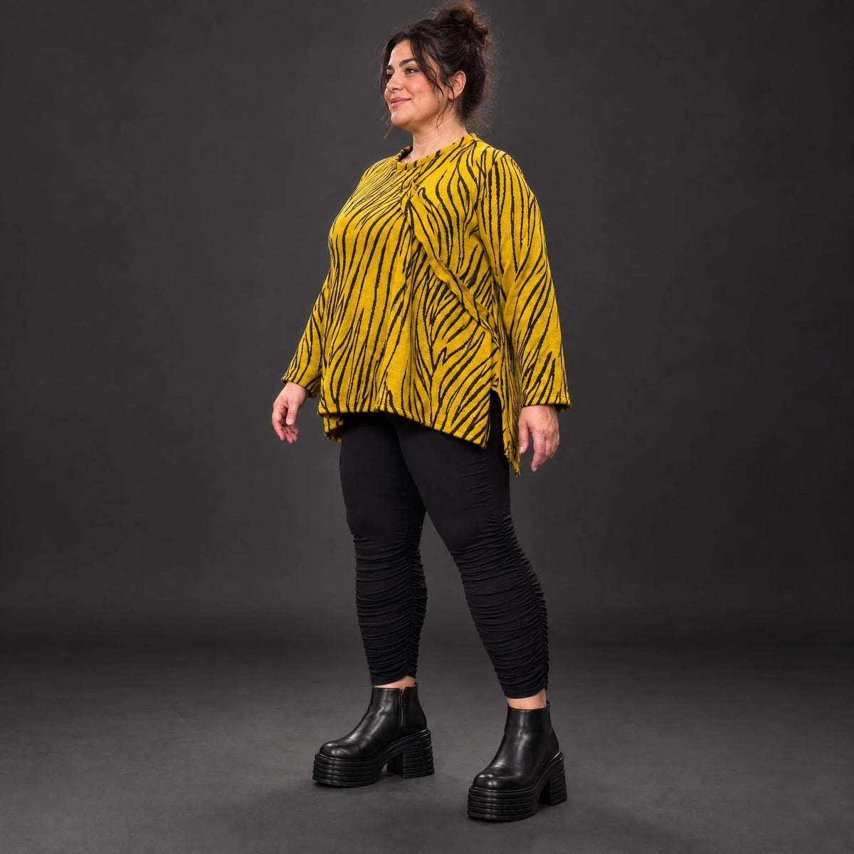 Kuscheliges Langarmshirt aus flauschigem Feinstrick in A-Linie mit Gelb/Schwarz Muster