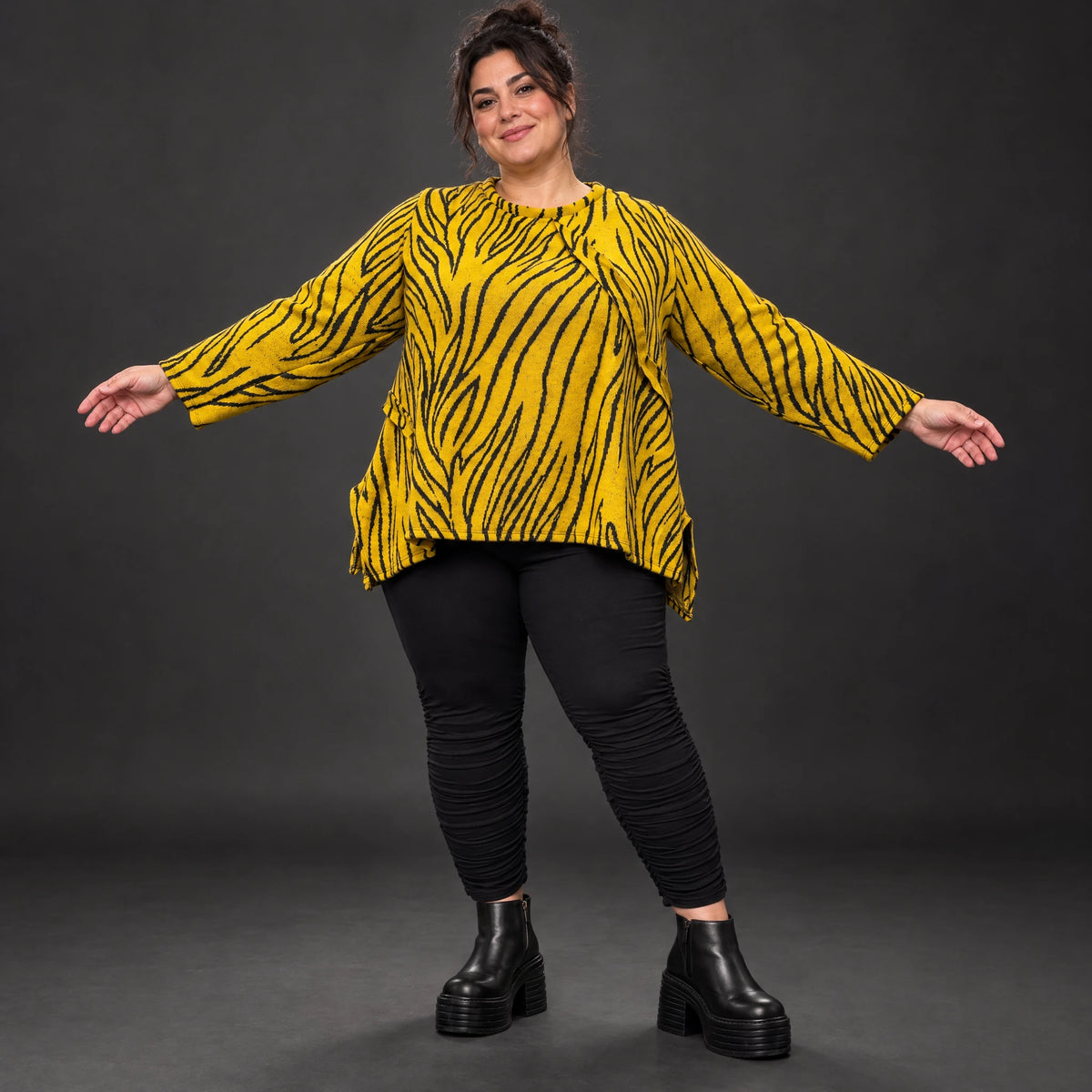 Kuscheliges Langarmshirt aus flauschigem Feinstrick in A-Linie mit Gelb/Schwarz Muster
