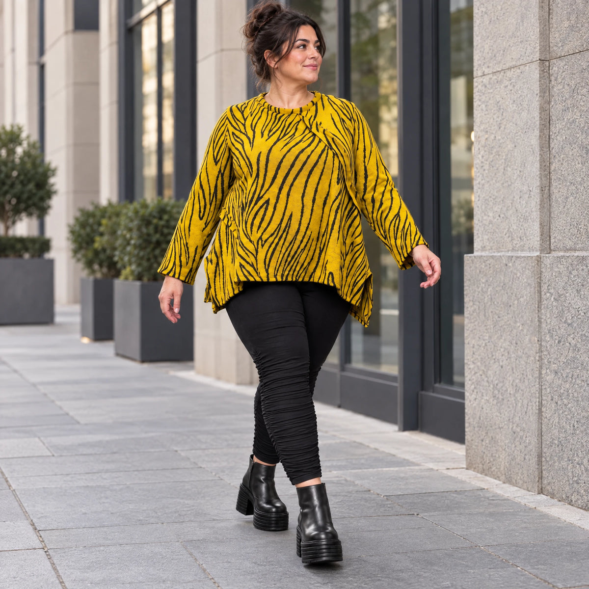 Kuscheliges Langarmshirt aus flauschigem Feinstrick in A-Linie mit Gelb/Schwarz Muster