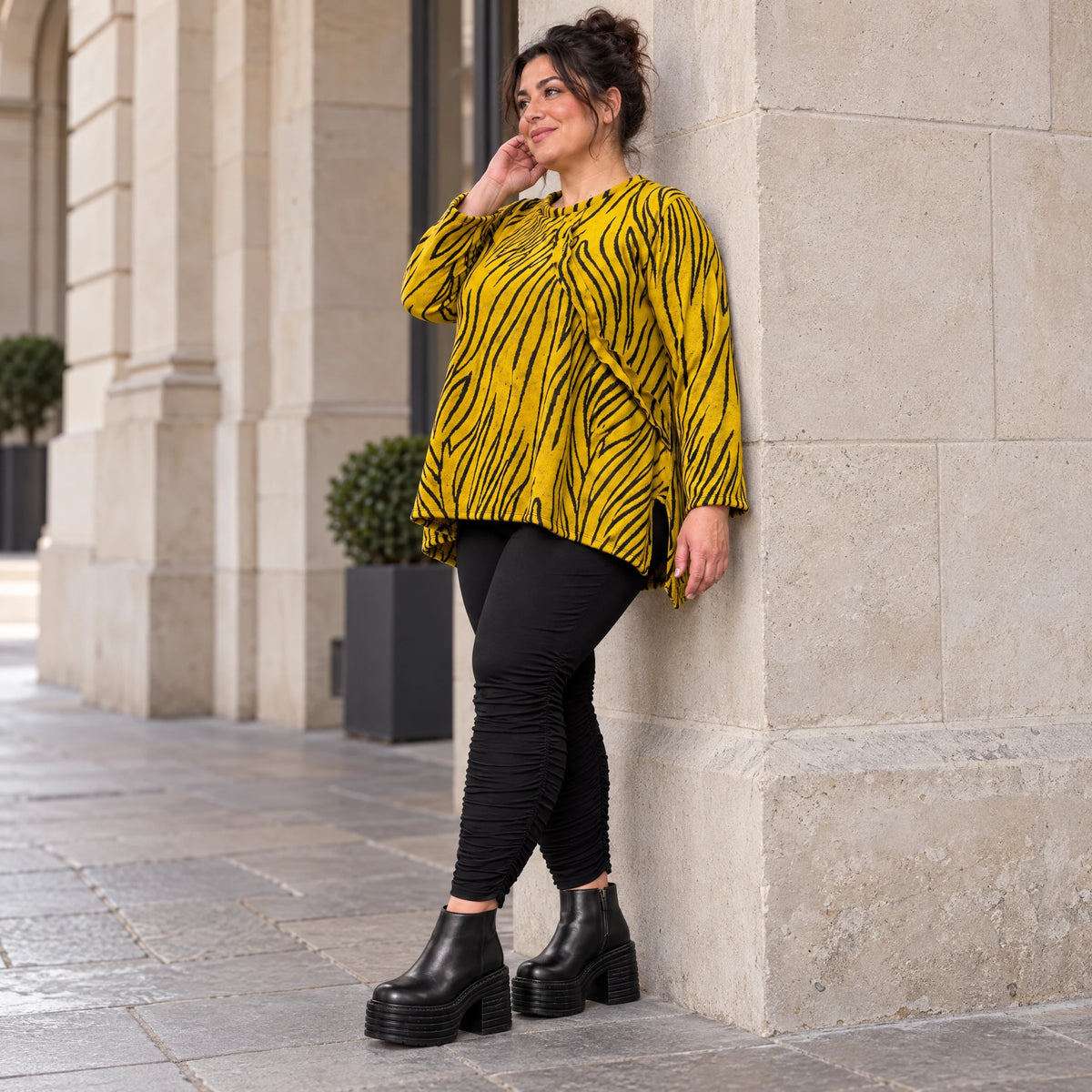 Kuscheliges Langarmshirt aus flauschigem Feinstrick in A-Linie mit Gelb/Schwarz Muster