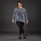 Flauschiges Feinstrickshirt in Marineblau/Weiß gemustert mit Rundhalsausschnitt in A-Linie