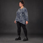 Flauschiges Feinstrickshirt in Marineblau/Weiß gemustert mit Rundhalsausschnitt in A-Linie
