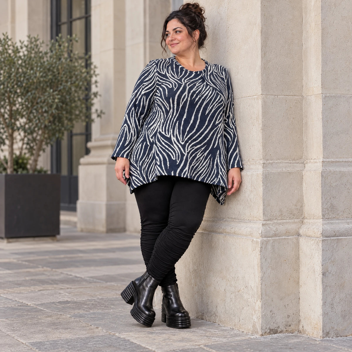 Flauschiges Feinstrickshirt in Marineblau/Weiß gemustert mit Rundhalsausschnitt in A-Linie