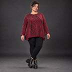 Flauschiges Strickoberteil in Rot/Schwarz mit ausgestellter A-Linie aus weichem Feinstrick