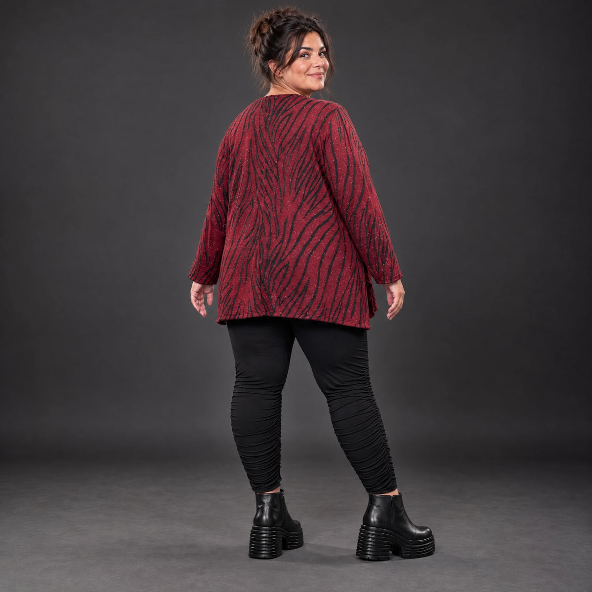 Flauschiges Strickoberteil in Rot/Schwarz mit ausgestellter A-Linie aus weichem Feinstrick