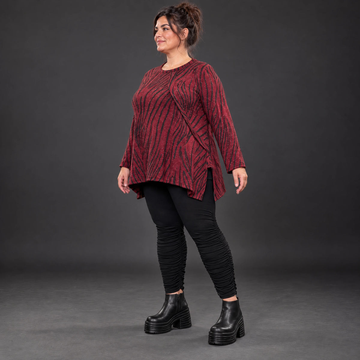 Flauschiges Strickoberteil in Rot/Schwarz mit ausgestellter A-Linie aus weichem Feinstrick