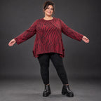 Flauschiges Strickoberteil in Rot/Schwarz mit ausgestellter A-Linie aus weichem Feinstrick