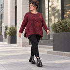 Flauschiges Strickoberteil in Rot/Schwarz mit ausgestellter A-Linie aus weichem Feinstrick