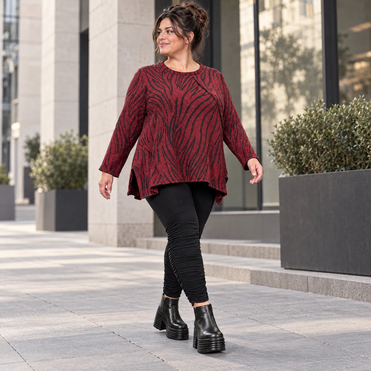 Flauschiges Strickoberteil in Rot/Schwarz mit ausgestellter A-Linie aus weichem Feinstrick