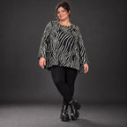 Langarmshirt in Schwarz/Weiß aus weichem Feinstrick mit Rundhalsausschnitt in A-Linie