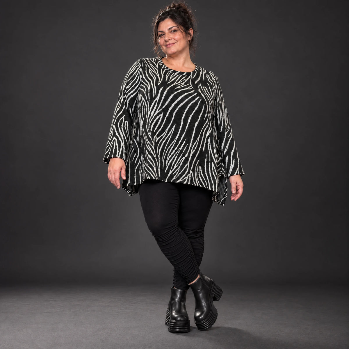 Langarmshirt in Schwarz/Weiß aus weichem Feinstrick mit Rundhalsausschnitt in A-Linie